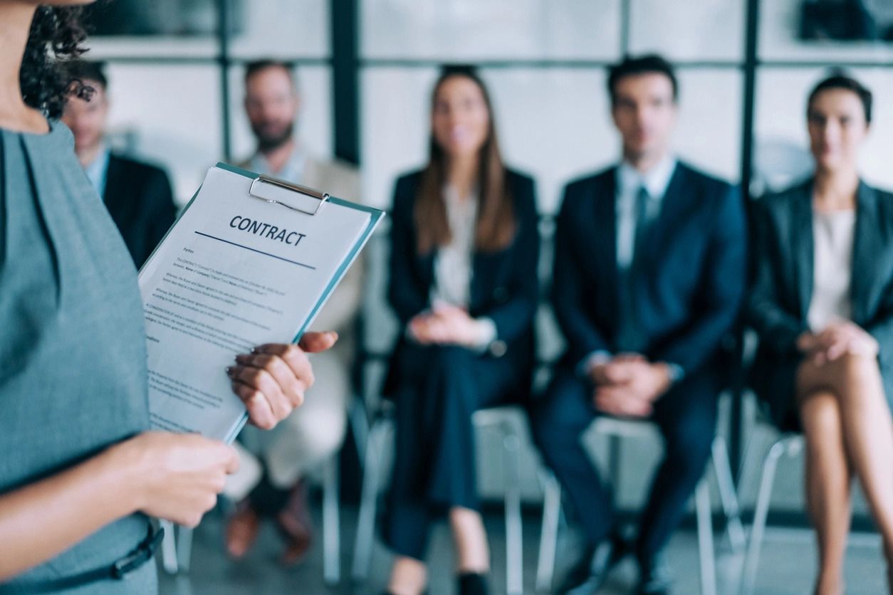 63f59cf767812c53c8e13975 When And How To Choose A Contract Recruiter