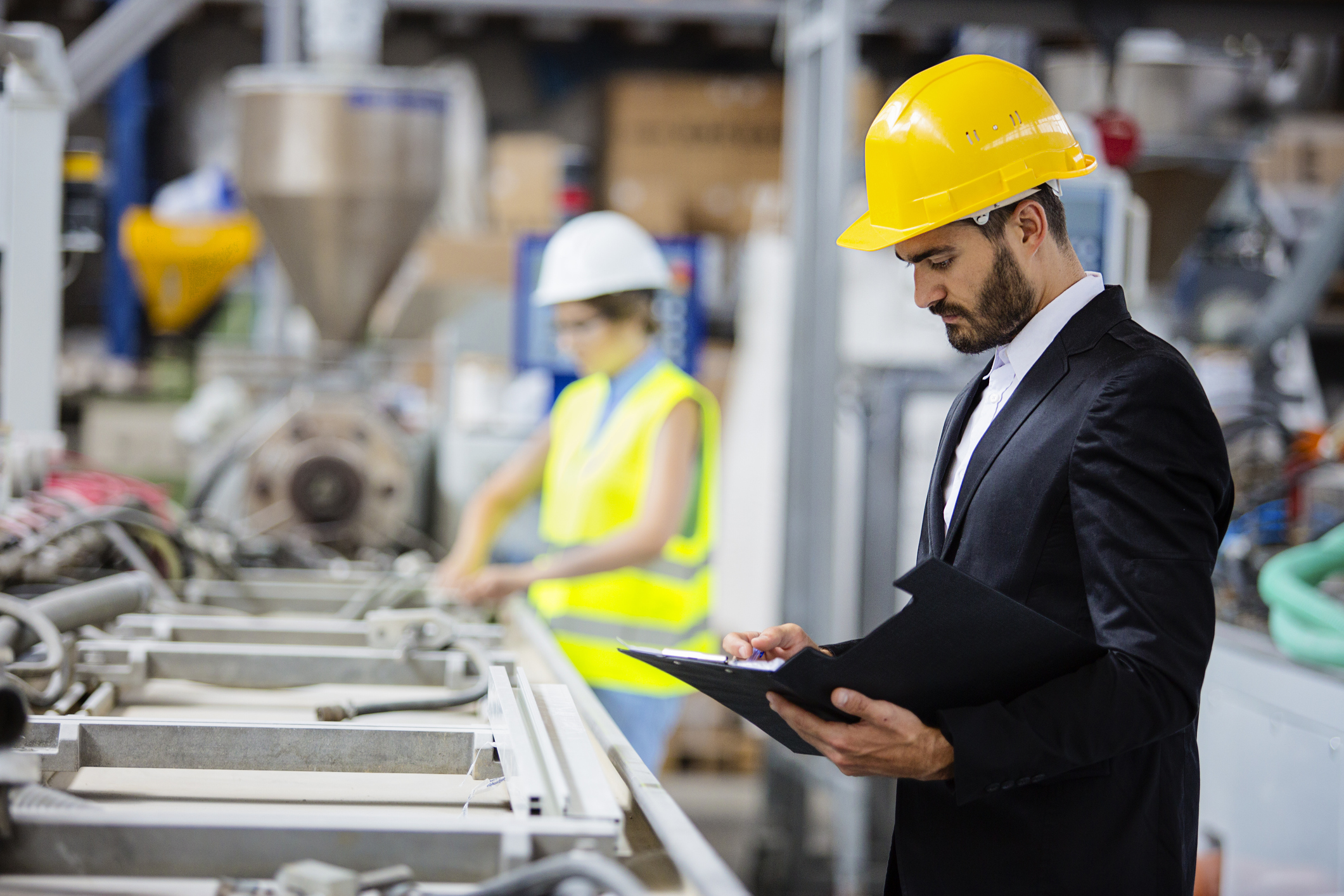 Young quality inspector checking production line Importancia de la calidad en una empresa